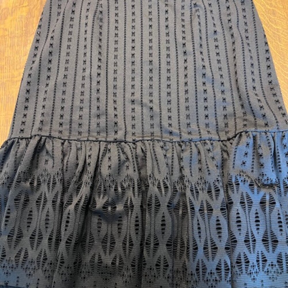 BLACK EYLET SKIRT LARGE